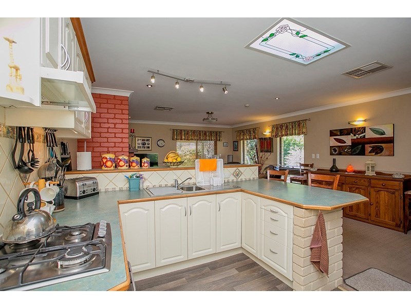 18 Flora Terrace, Lesmurdie WA 6076