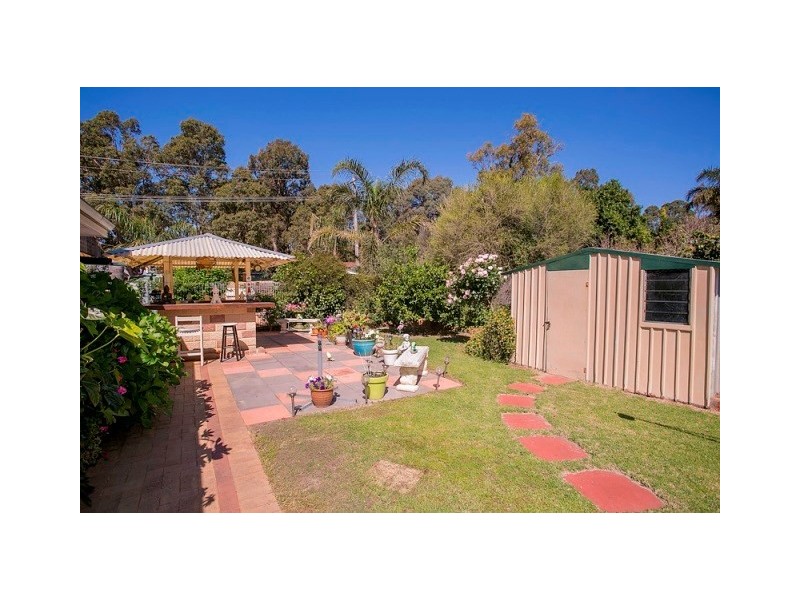 18 Flora Terrace, Lesmurdie WA 6076