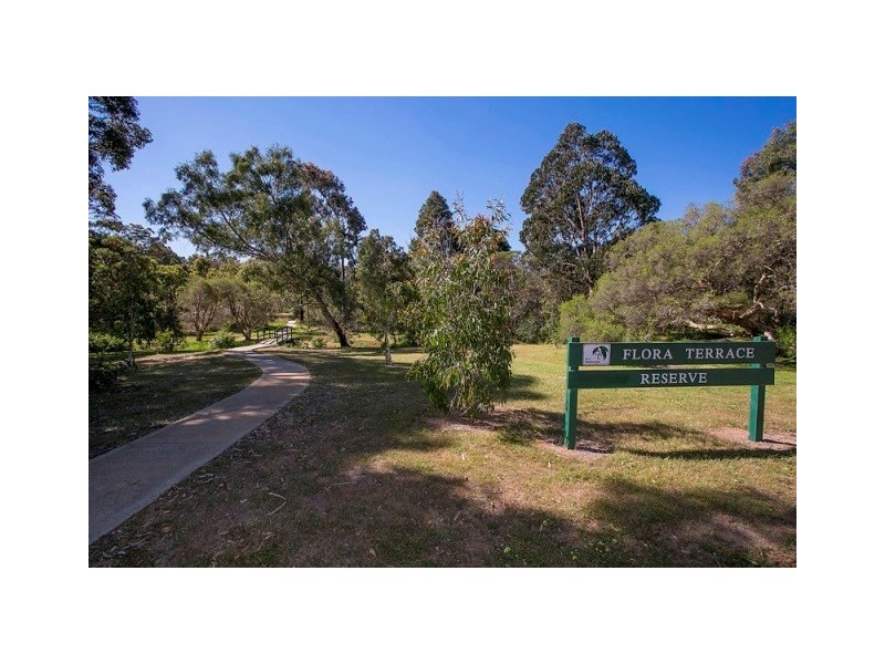 18 Flora Terrace, Lesmurdie WA 6076