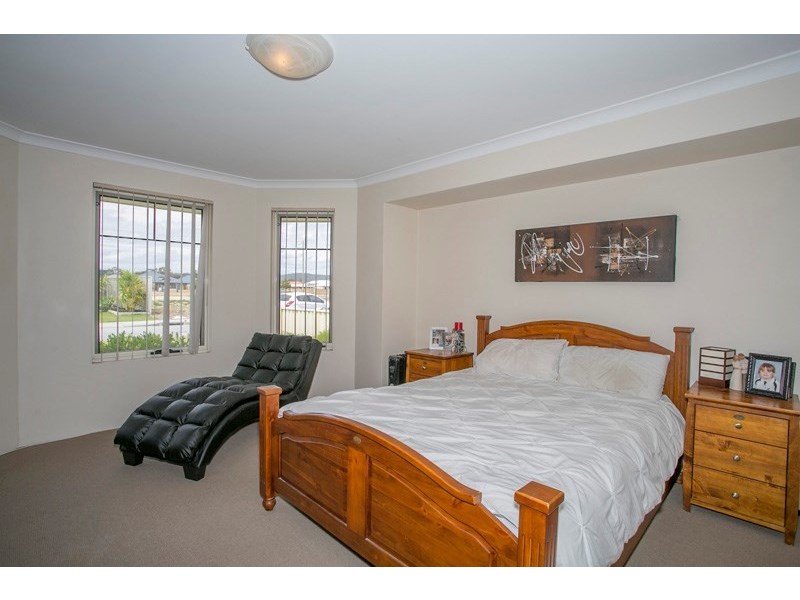 5 Saligna Bend, Wattle Grove WA 6107