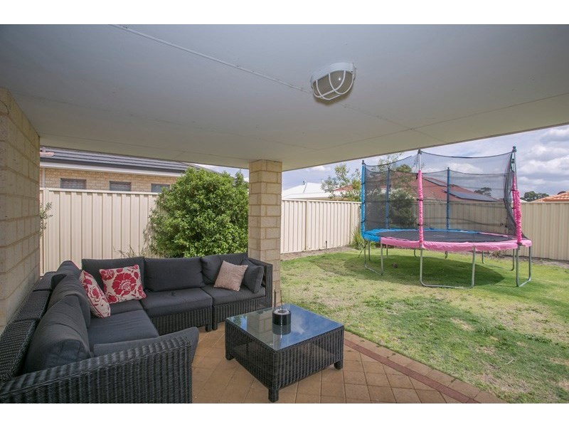 5 Saligna Bend, Wattle Grove WA 6107