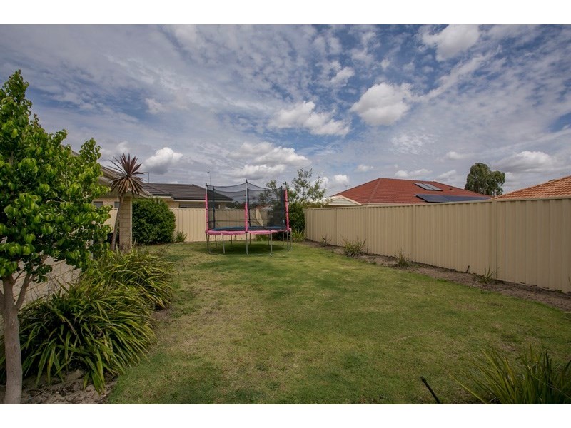 5 Saligna Bend, Wattle Grove WA 6107