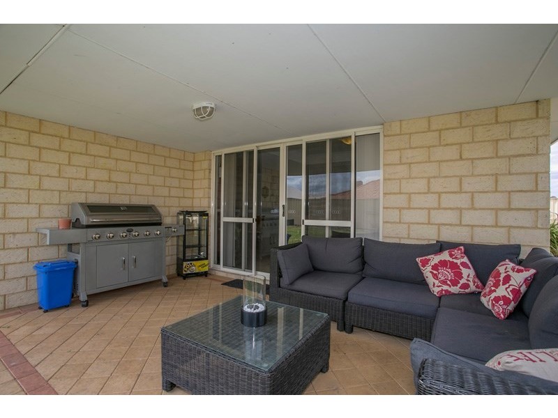 5 Saligna Bend, Wattle Grove WA 6107