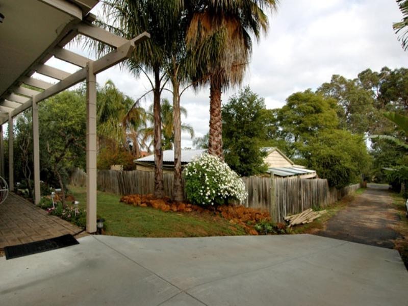 15 Peet Road, Kalamunda WA 6076