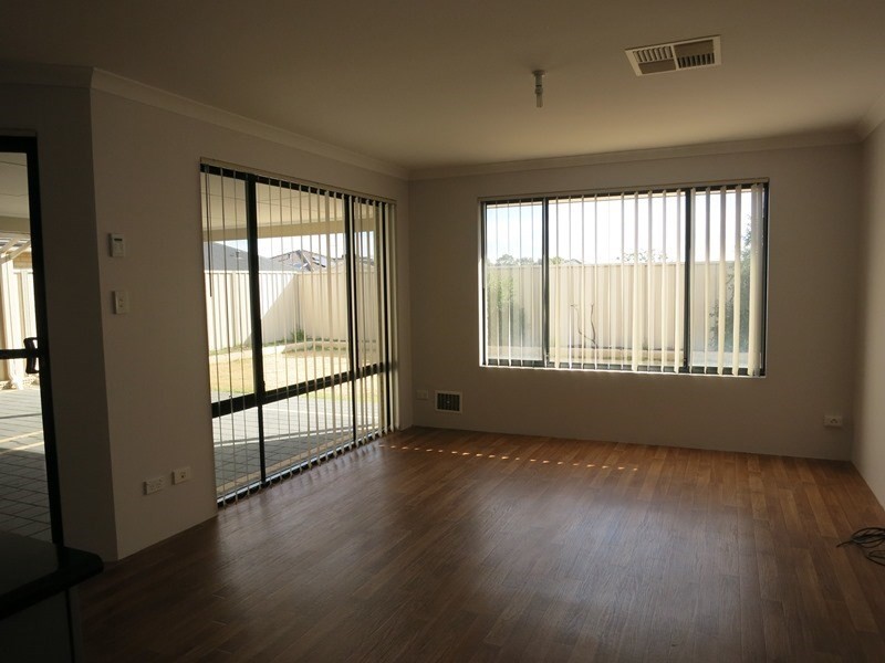 17 Cara Way, Wattle Grove WA 6107