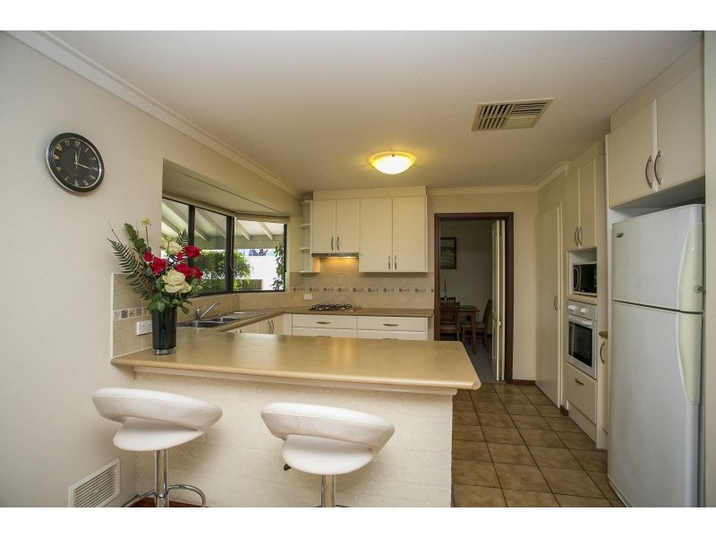 6 Ind Street, Lesmurdie WA 6076