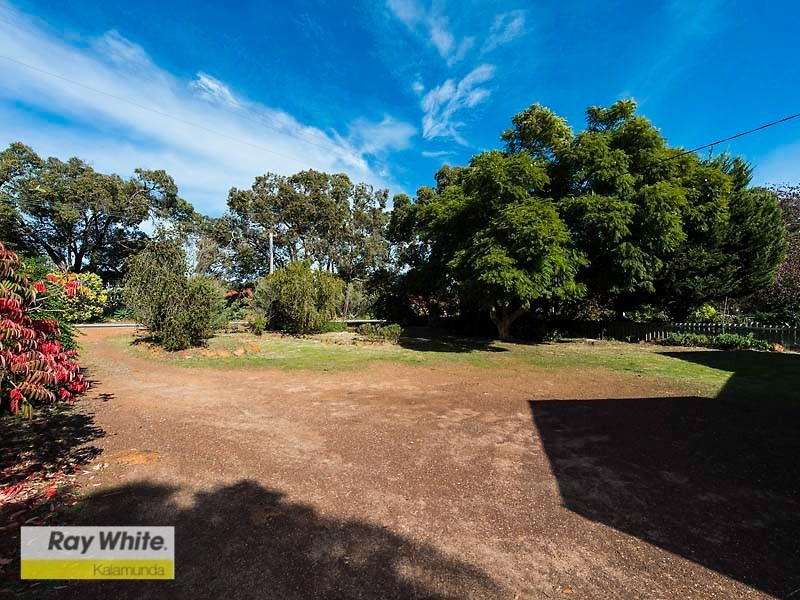16 Coral Road, Kalamunda WA 6076