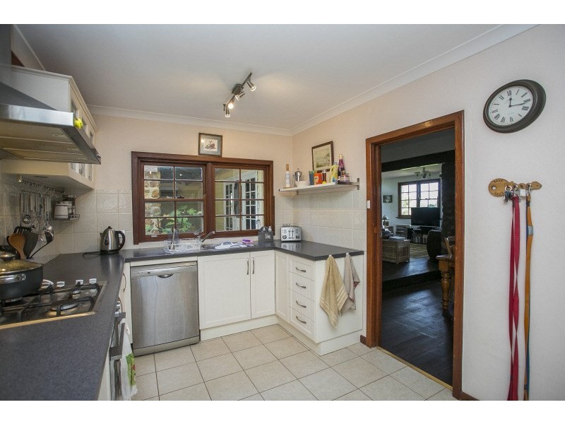 6 College Road, Gooseberry Hill WA 6076