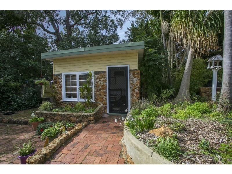 6 College Road, Gooseberry Hill WA 6076