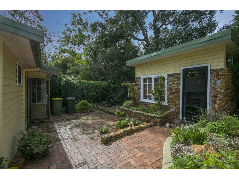 6 College Road, Gooseberry Hill WA 6076