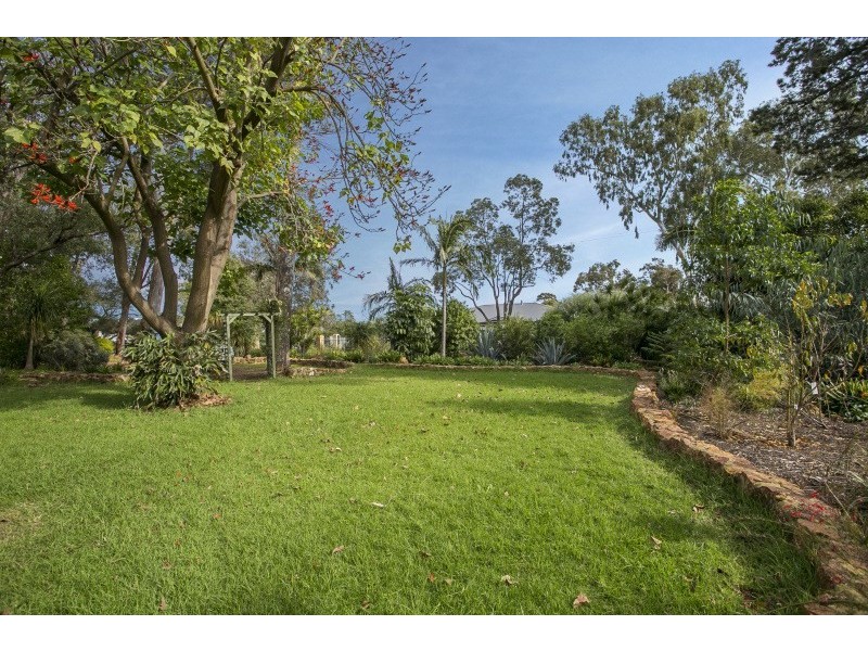 6 College Road, Gooseberry Hill WA 6076