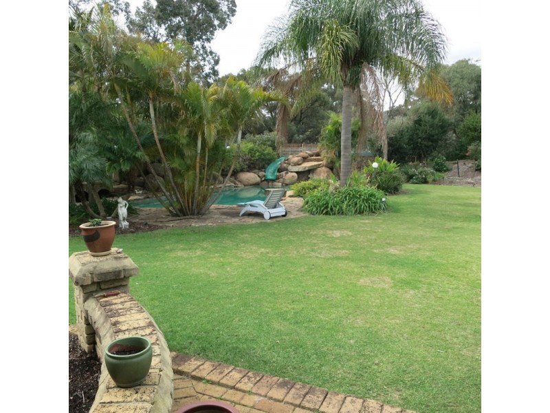 16 Emanuel Court, Wattle Grove WA 6107