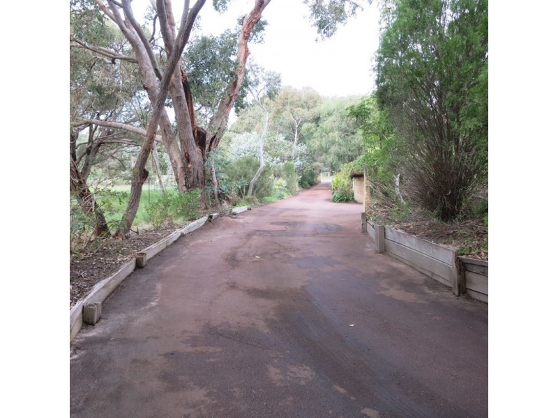 16 Emanuel Court, Wattle Grove WA 6107