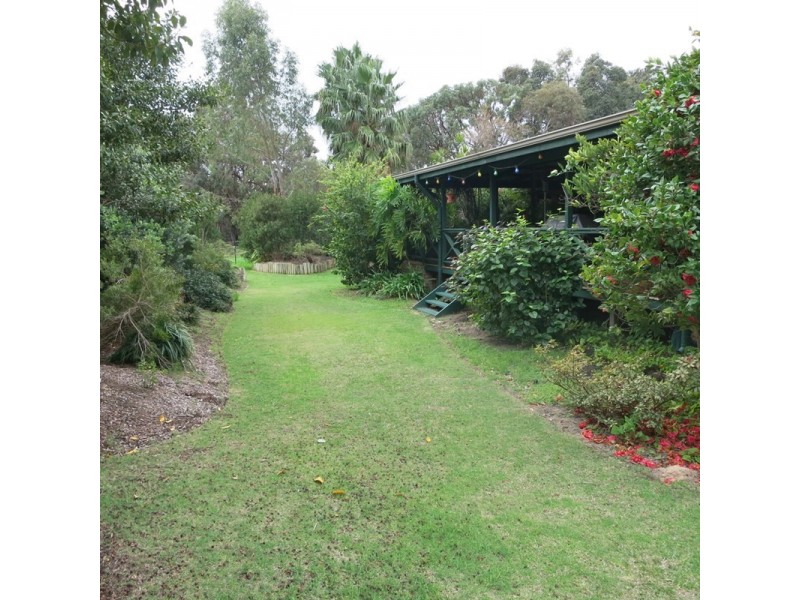 16 Emanuel Court, Wattle Grove WA 6107