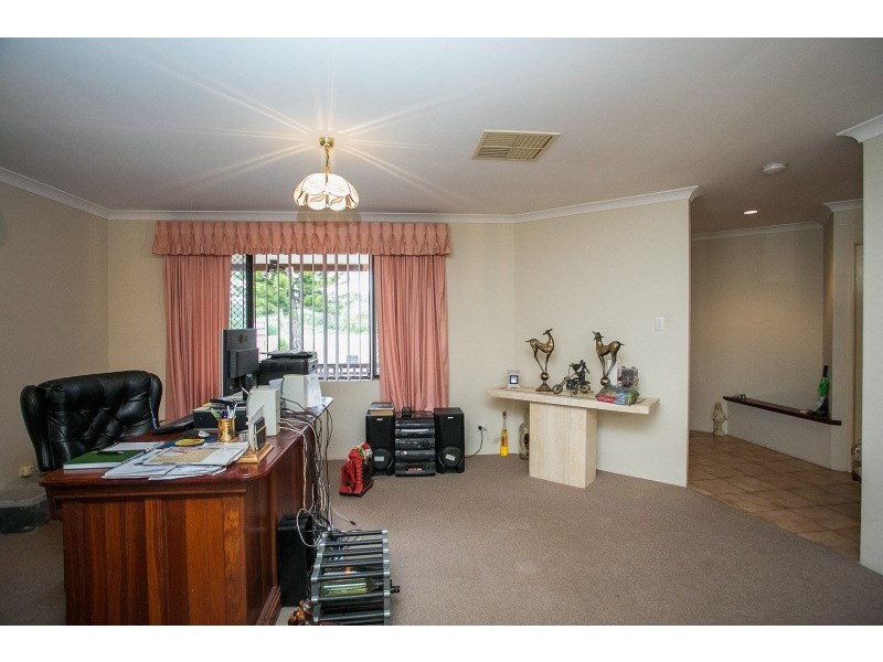 14 Brentwood Road, Wattle Grove WA 6107