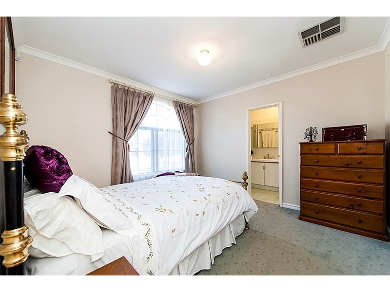 24 Plane Tree Green, Forrestfield WA 6058