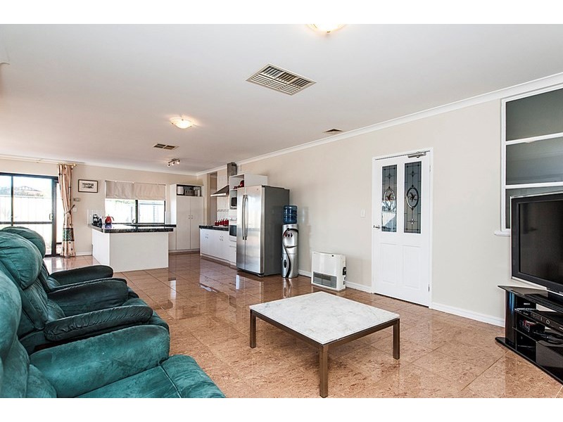 24 Plane Tree Green, Forrestfield WA 6058