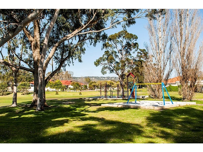 24 Plane Tree Green, Forrestfield WA 6058