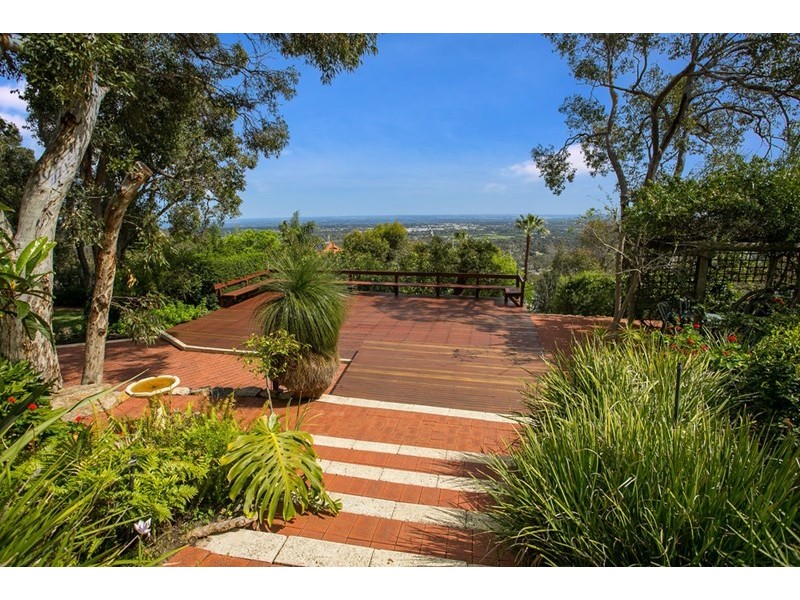 15 Graelou Road, Lesmurdie WA 6076