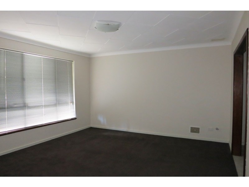17 Edinburgh Road, Forrestfield WA 6058