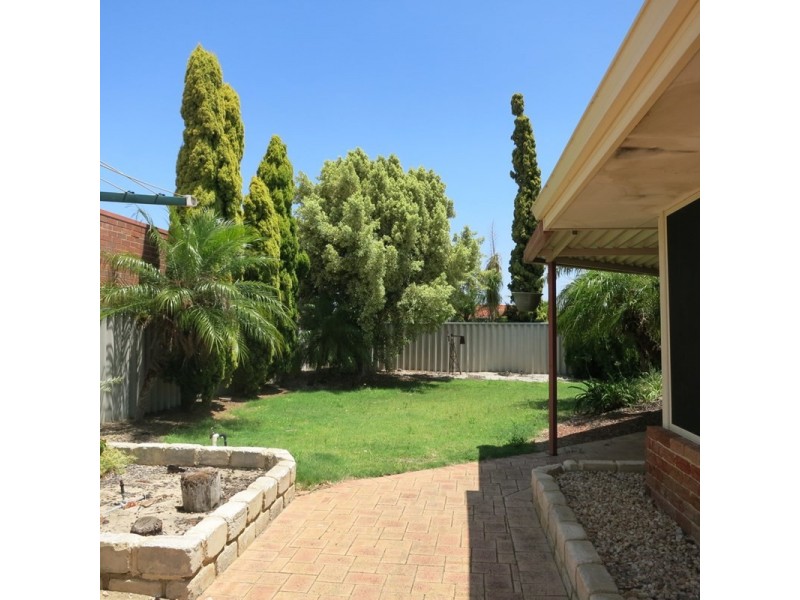 2 Kunzite Court, Forrestfield WA 6058