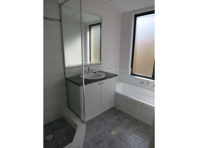 17 Cara Way, Wattle Grove WA 6107