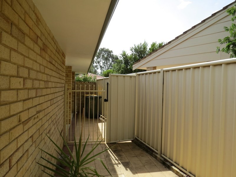 8/16 Leiden Place, Forrestfield WA 6058