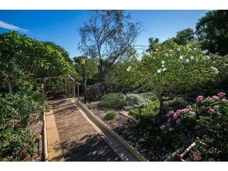 44 Watsonia Road, Gooseberry Hill WA 6076