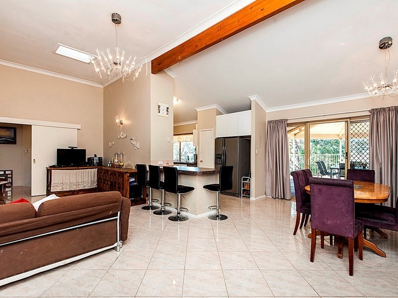 10 Bromfield Drive, Kelmscott WA 6111