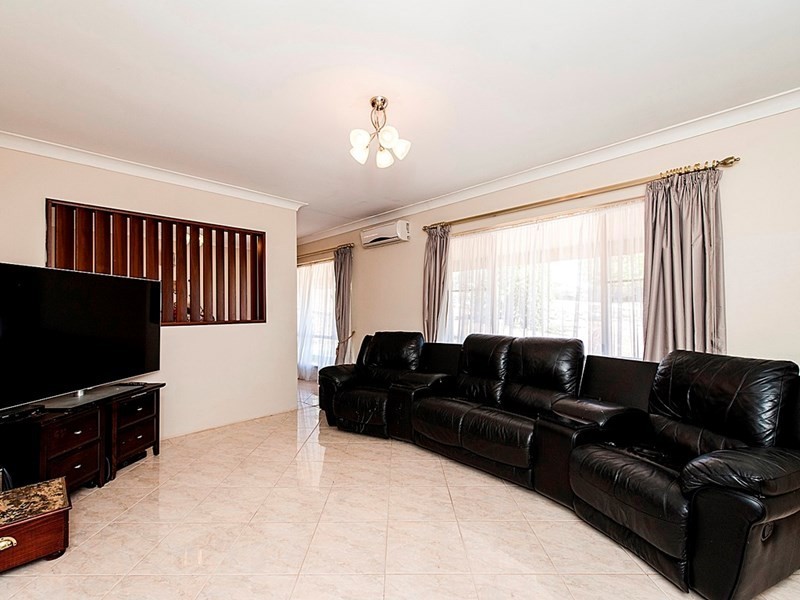 10 Bromfield Drive, Kelmscott WA 6111