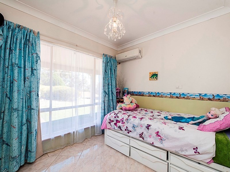 10 Bromfield Drive, Kelmscott WA 6111