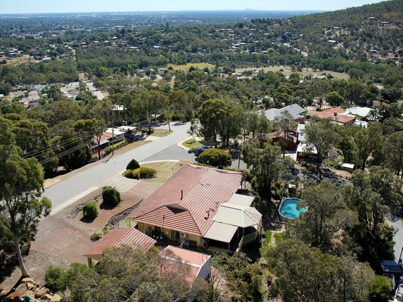 10 Bromfield Drive, Kelmscott WA 6111