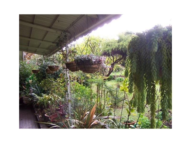 8 Robert Road, Kalamunda WA 6076