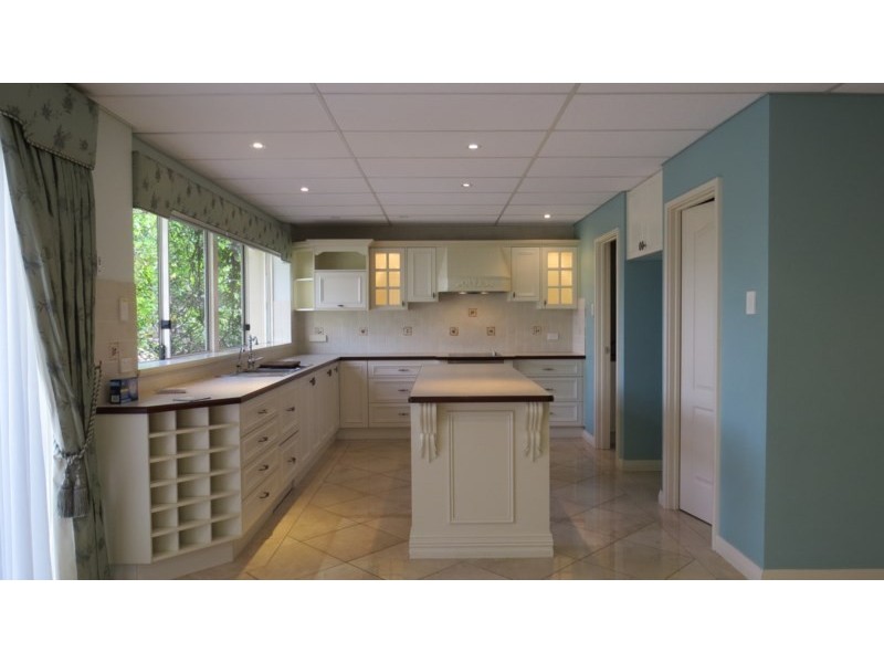 32 Whistlepipe Court, Forrestfield WA 6058