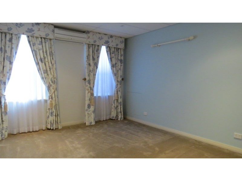 32 Whistlepipe Court, Forrestfield WA 6058