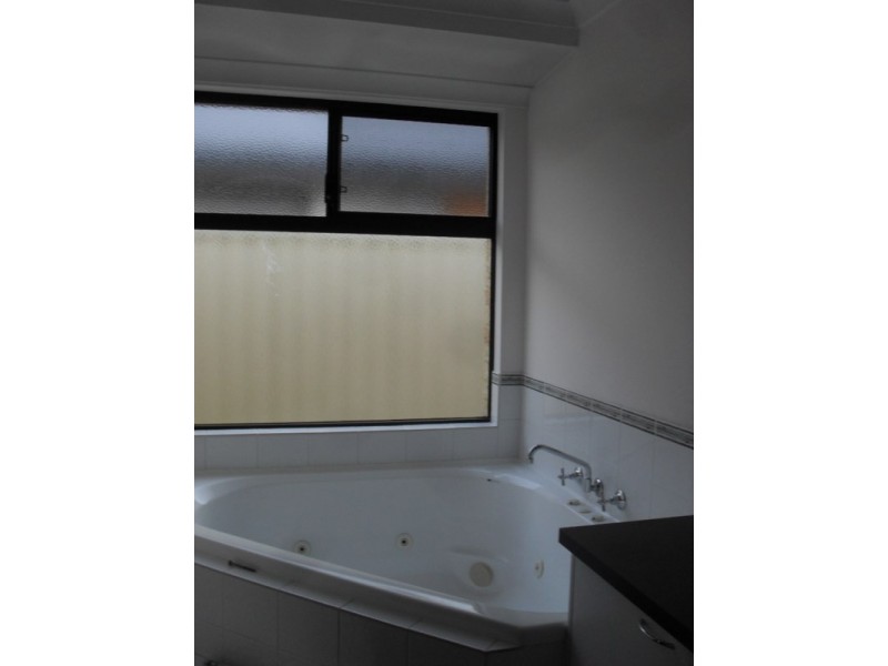 7 Burnett Street, Wattle Grove WA 6107