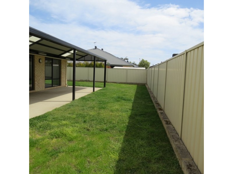 7 Burnett Street, Wattle Grove WA 6107