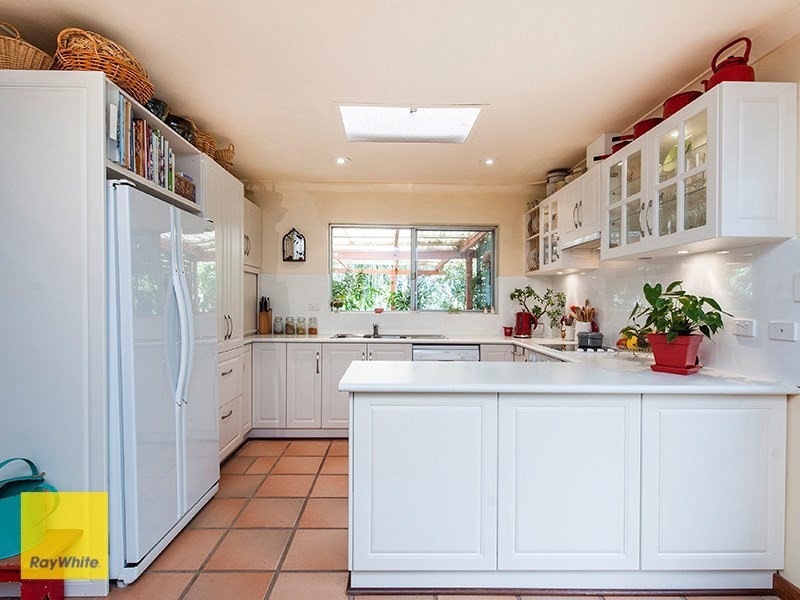 8 Silver Road, Lesmurdie WA 6076