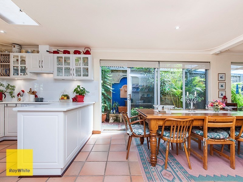 8 Silver Road, Lesmurdie WA 6076