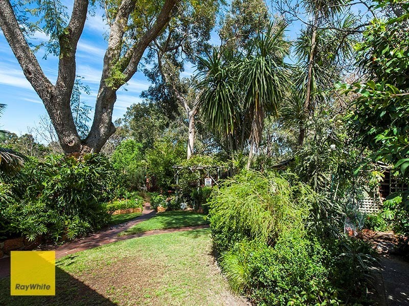 8 Silver Road, Lesmurdie WA 6076