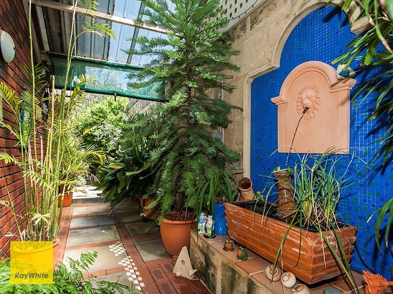 8 Silver Road, Lesmurdie WA 6076