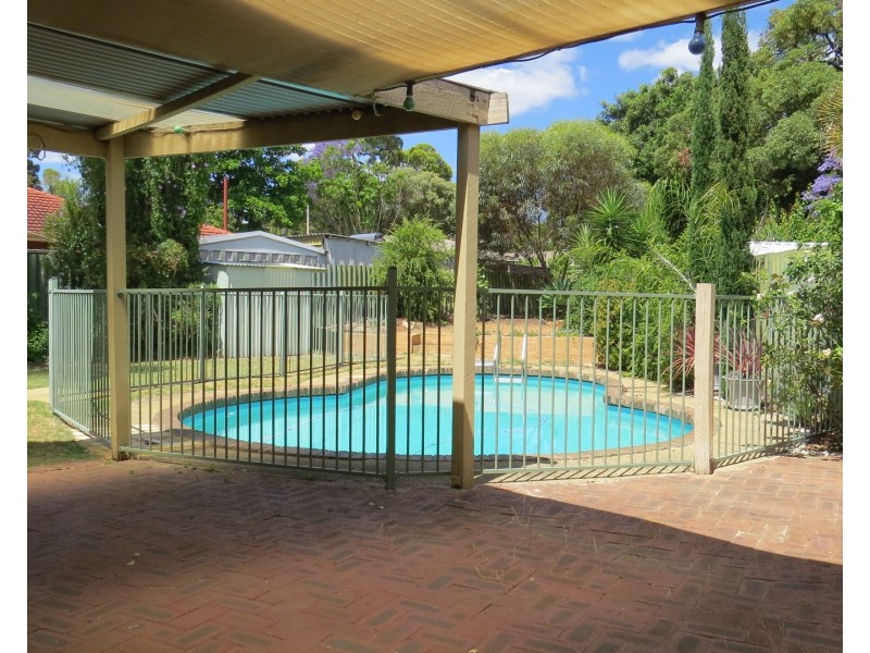 8 Pine Court, Forrestfield WA 6058