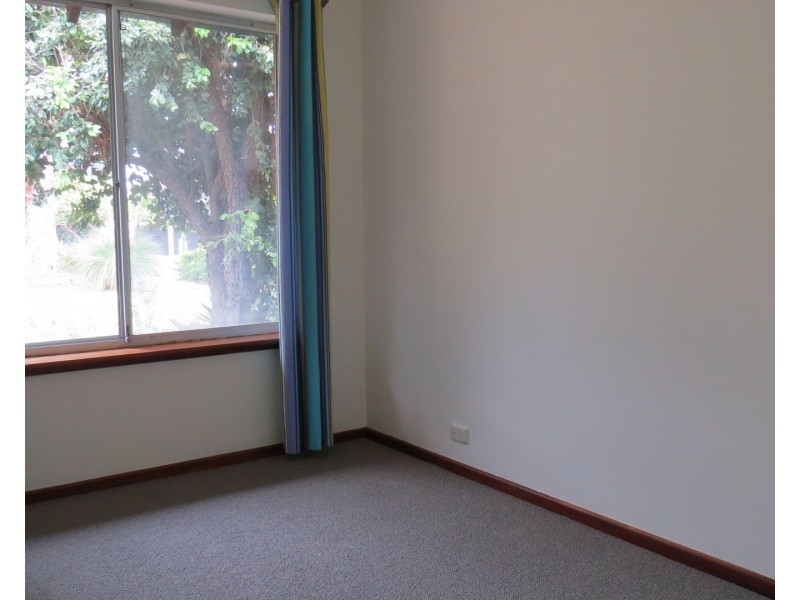 8 Pine Court, Forrestfield WA 6058