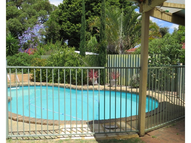 8 Pine Court, Forrestfield WA 6058