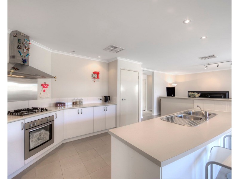 2 Gemina Avenue, Wattle Grove WA 6107