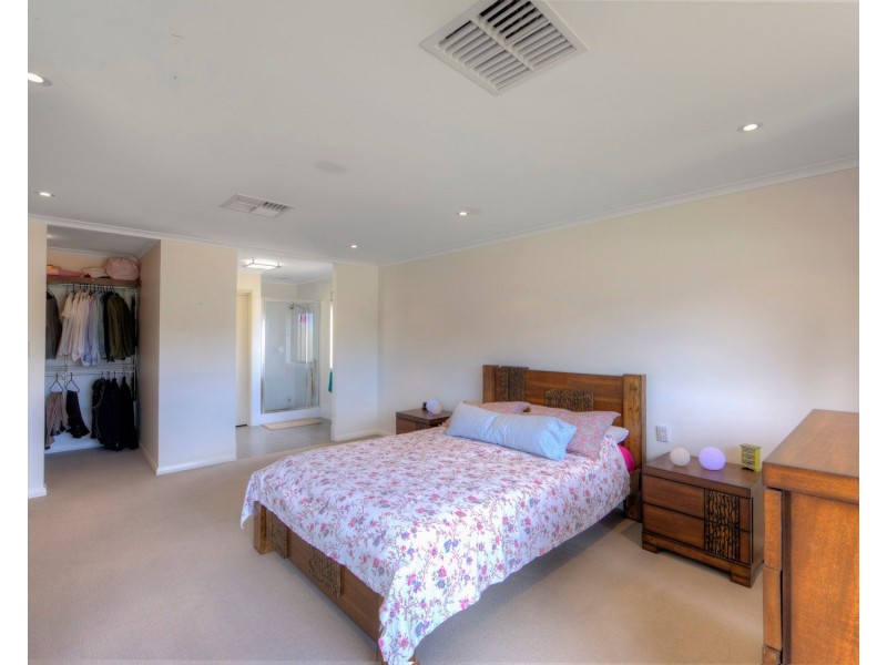 2 Gemina Avenue, Wattle Grove WA 6107