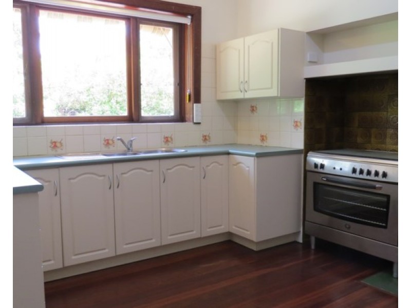 30 Traylen Road, Kalamunda WA 6076