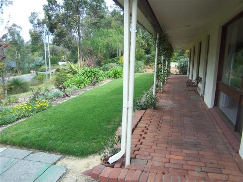 8 Valley Road, Kalamunda WA 6076