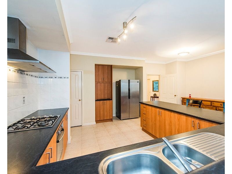 9 Lancelot Green, Wattle Grove WA 6107