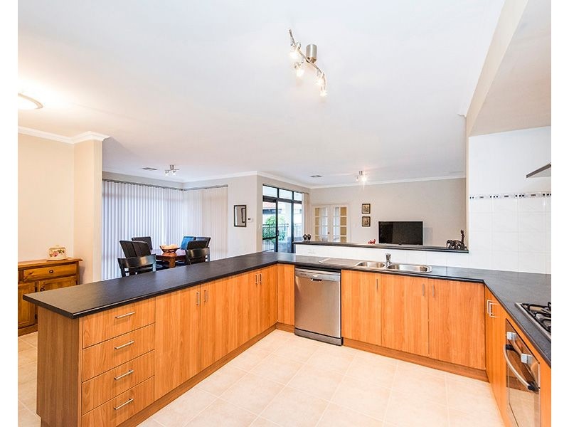 9 Lancelot Green, Wattle Grove WA 6107